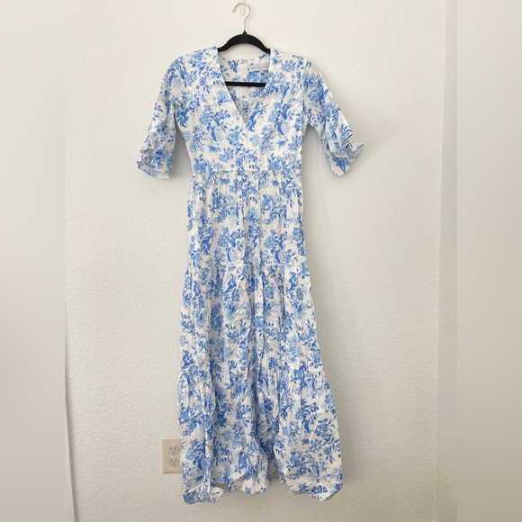 Tuckernuck Dresses & Skirts - Blue and white floral Tuckernuck Maxi dress in XS